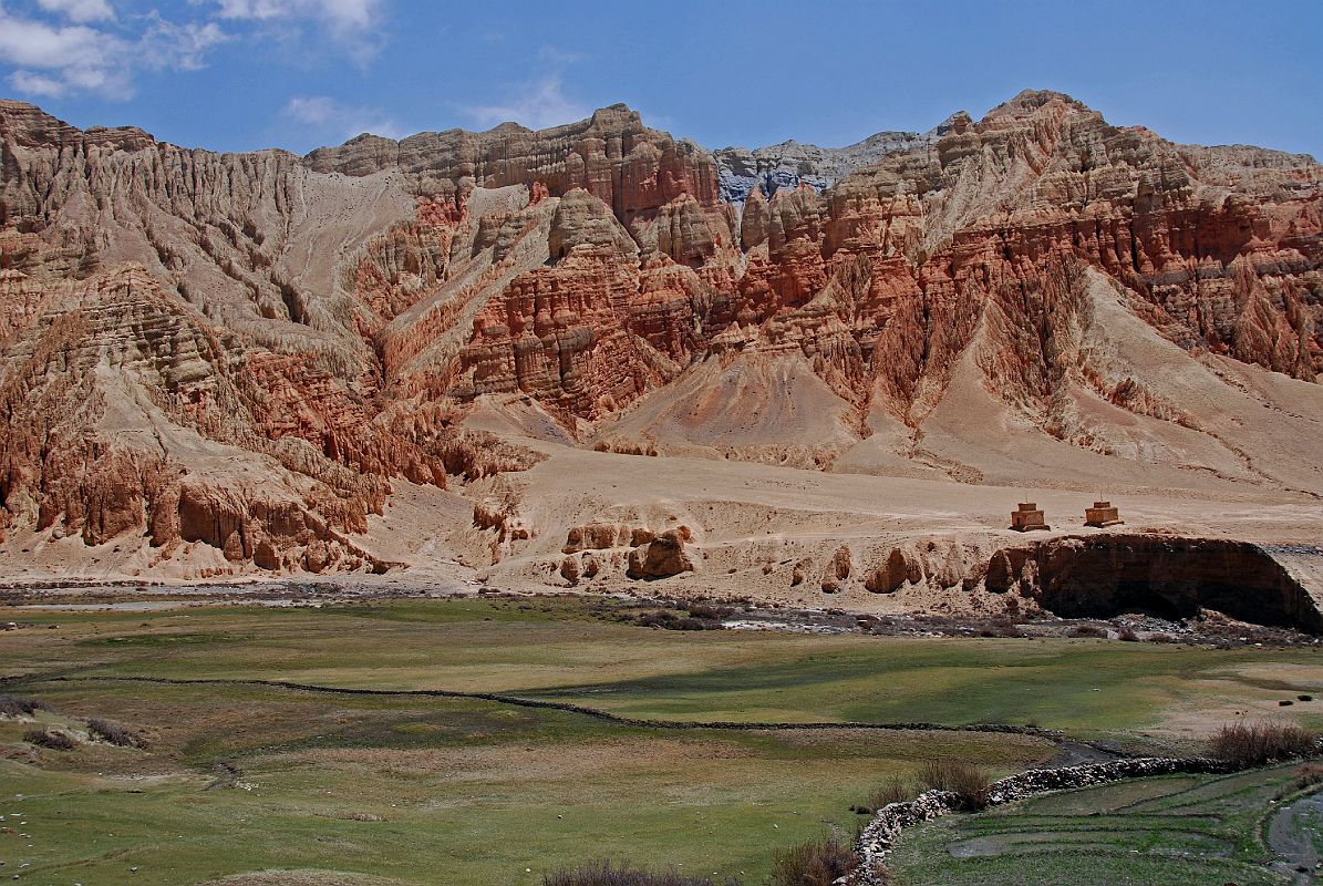 Mustang 03 04-1 Drakmar Red Cliffs and Entrance